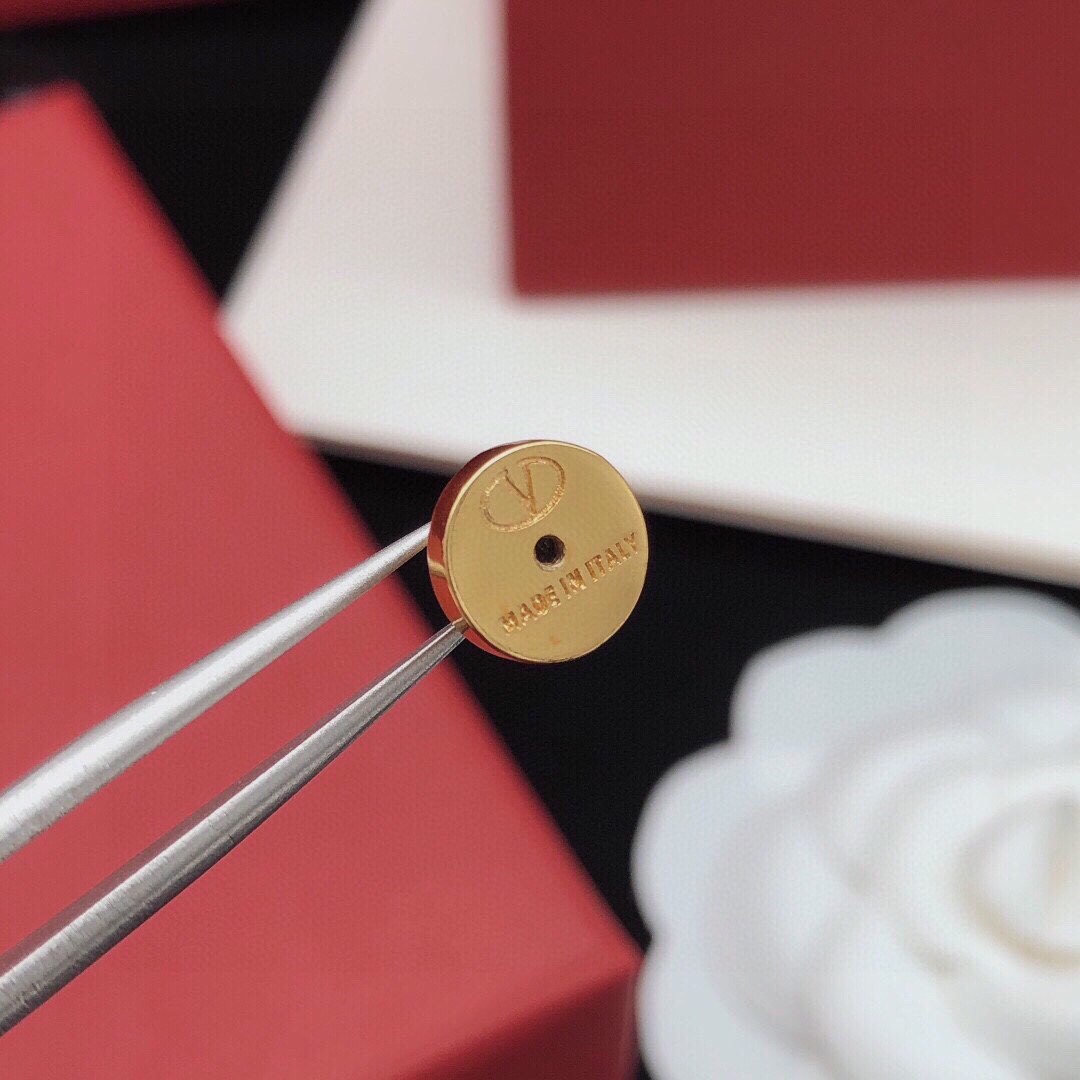 p51编号VED0018
华伦天奴耳钉v字吊珍珠