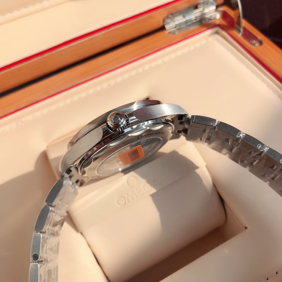 批💰1850配盒
OMEGA欧米茄新款绿马海洋宇宙300m同轴·至臻天文台42mm潜水表。顶级版本 支持任意对比!搭载独有的原版一致8800机械机芯,漩涡形结构摆轮,与原版一致!精钢材质拉丝表壳 局部抛光处理。表圈采用陶瓷设计,饰以白色珐琅潜水刻度,棘轮式倒计时表圈逆时针单向转动 穹型蓝宝石镜面镀防眩光膜 抛光陶瓷表盘,激光镌刻波纹图案,6点钟位置设有日历窗口,镂空指针和浮雕小时刻度经镀铑处理,并覆以Super-LumiNova夜光涂层。多重防水旋入式表冠,圆锥形造型排氦气阀门。精钢拉丝表带,表带拆卸方式和正品一样为两侧螺丝,中间独立固定杆设计带,折叠双按扣,带按压微调延展。背透设计通过透明底盖清晰可见其机芯运转美态。底盖,吊牌,保卡,三码合一。其次这是一款潜水表,所以潜水表该有的功能那必须是有的,骚气的夜光,深度的防水,排气阀门。对于这款表,我更想说的是上手之后带来的质感,海马会更加贴手与自然,上手的第一时间手腕与表身的默契度上涨非常快!一块好的手表需要设计师的完美设计,也需要高品质的材质去体现它的价值!强烈推荐,绝对值得入手一款好表!
