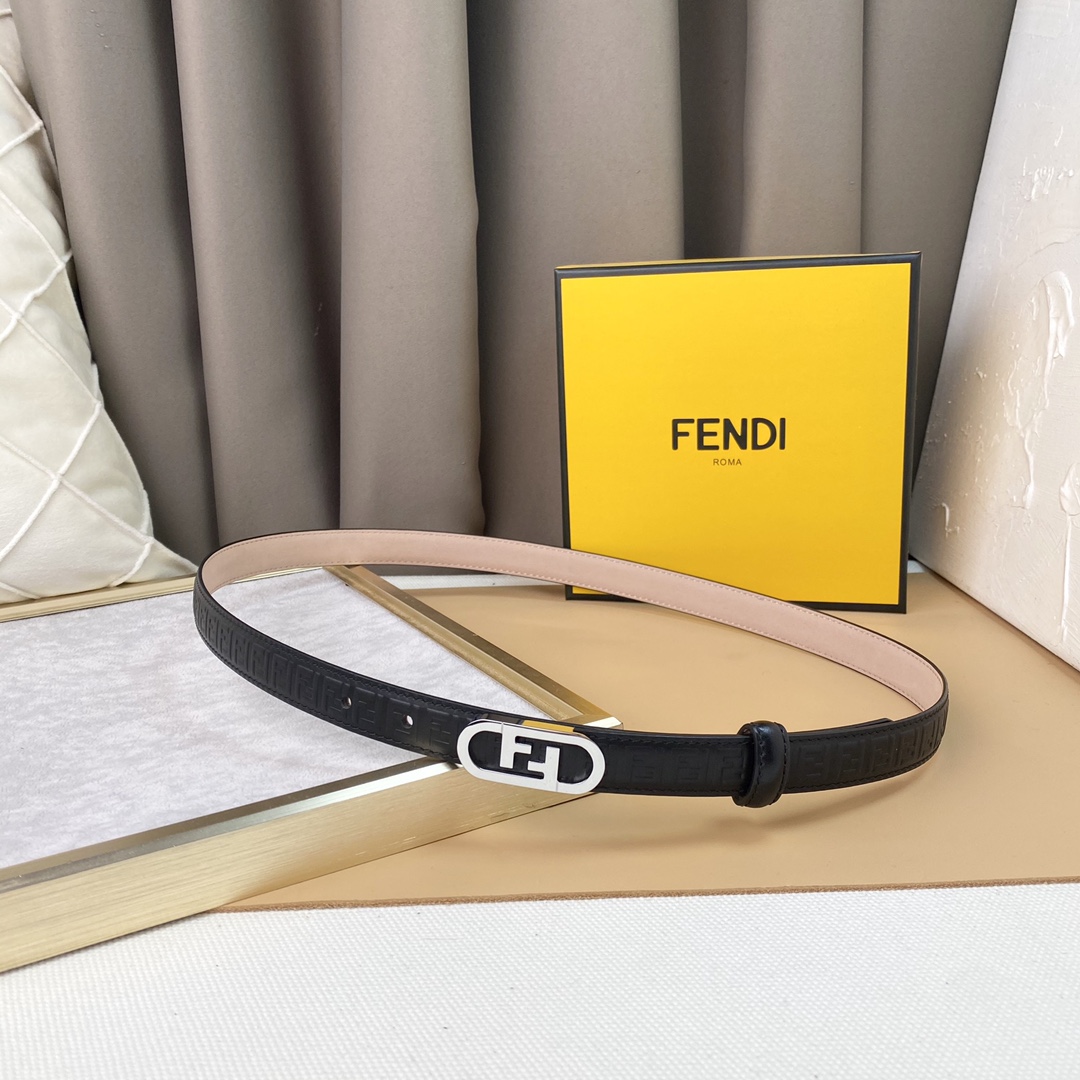 FEND！芬迪带圈环的窄腰带配品牌l