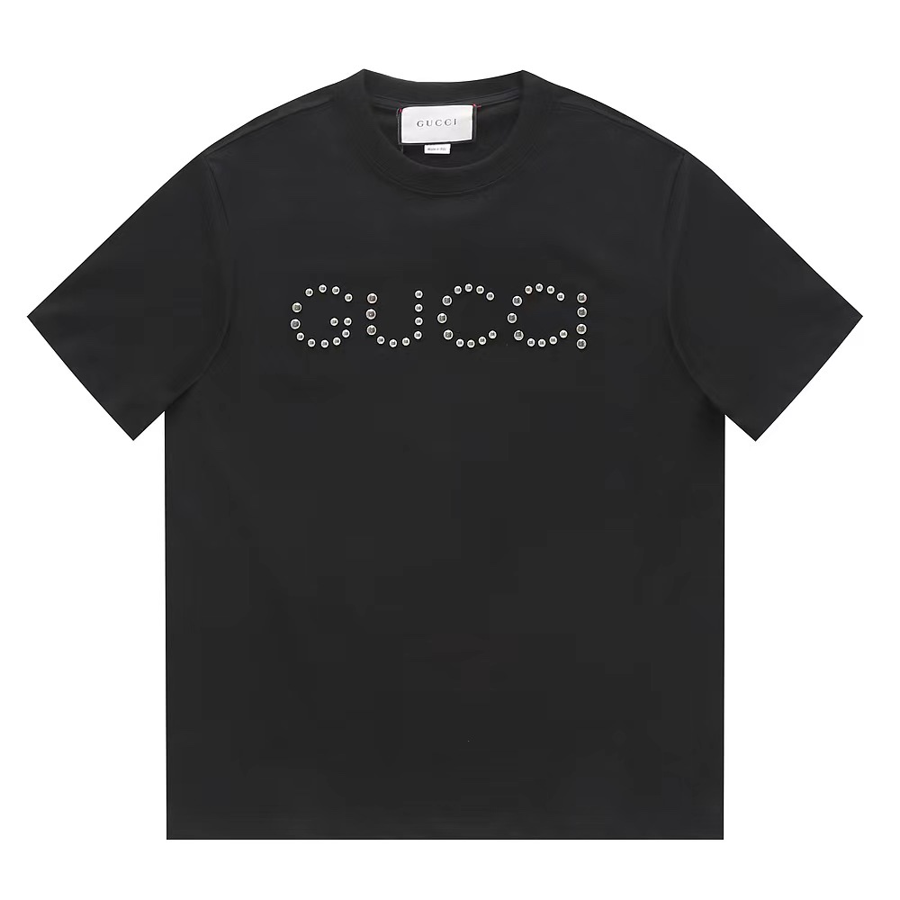 GUCCI/古驰2023ss早春新款 铆钉logo圆领短袖t恤 一系列单品从摇滚明星不羁的态度中汲取灵感，这种态度象征着渴望赋权和革新的叛逆灵魂 铆钉贴饰logo，经由数码分割工序一一整烫细作，采用100%纯棉材质 好面料带给我们直观感受…