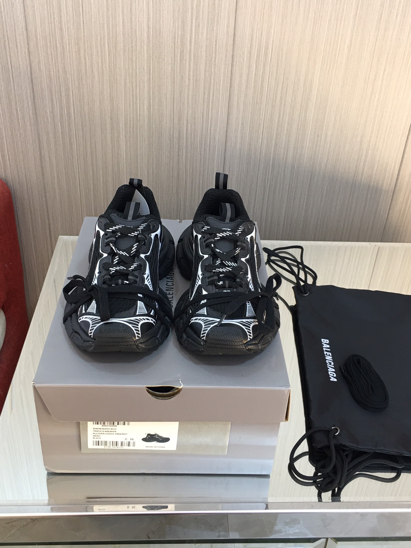 Balenciaga Phantom Sneaker 官方同步 巴黎世家全新十代潮流跑鞋 W1RB5 zbdbs1 #增加全新设计 在延续 Track Trainer 户外轮廓和复杂鞋面结构的同时，新版本在后跟位置增加了透明带的部件SlZE：35 -36 -37 -38 -39 -40 -41 -42 -43 -44 pswdyzs