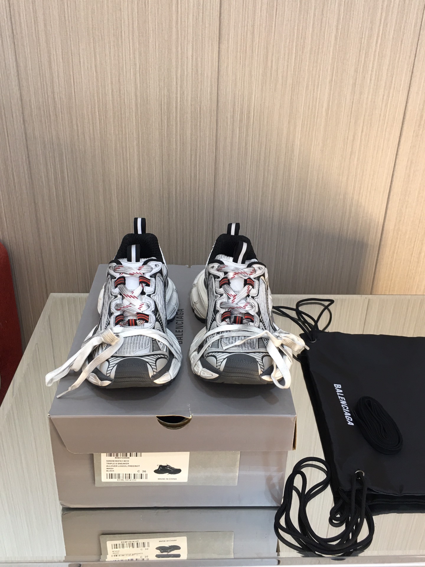 Balenciaga Phantom Sneaker 官方同步 巴黎世家全新十代潮流跑鞋 W1RB5 zbdbs1 #增加全新设计 在延续 Track Trainer 户外轮廓和复杂鞋面结构的同时，新版本在后跟位置增加了透明带的部件SlZE：35 -36 -37 -38 -39 -40 -41 -42 -43 -44 pswdyzs