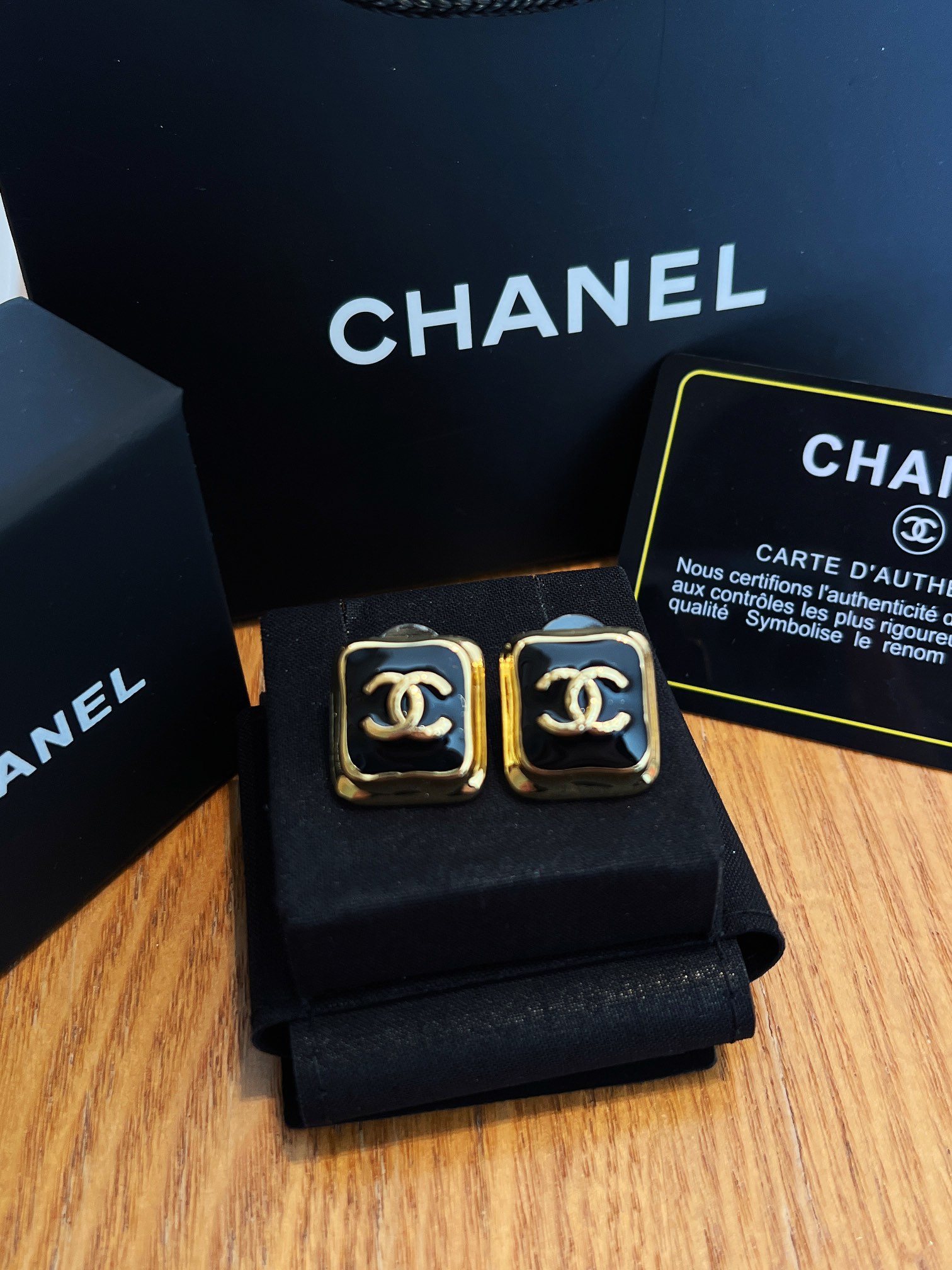 NO:101911,Xiaoxiang's new black square earrings, new black enamel with gold font, it's a perfectly high-end beauty, everyday wear is really beautiful, Chanel earrings, chanel19860909小香新款黑色方块耳钉,新款黑色珐琅搭配金色字体,妥妥的高级美物、日常佩戴真的绝美好看,香奈儿耳钉,chanel,Jewelry