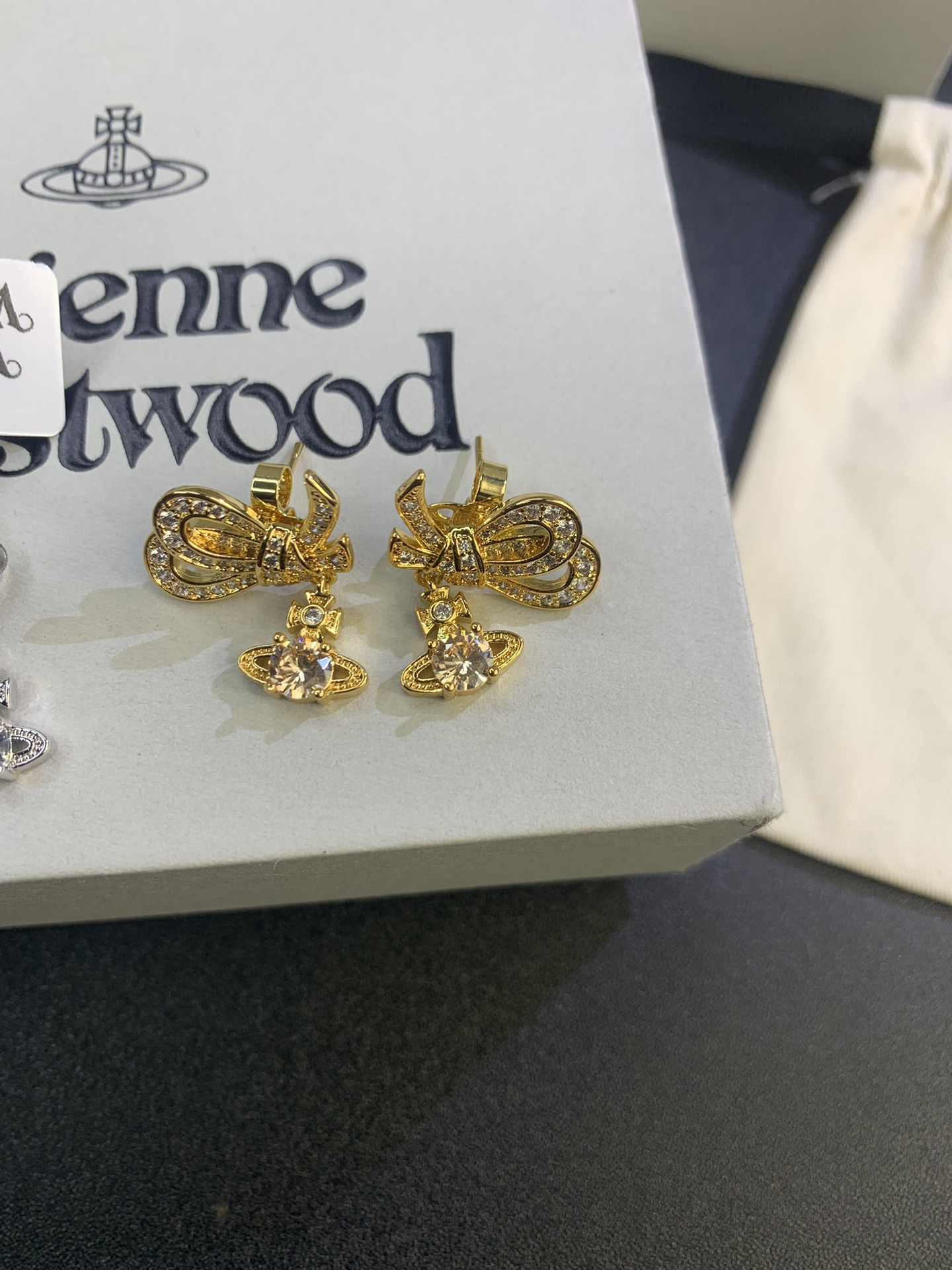 Vivienne Westwood 西太后蝴蝶结耳环二个色