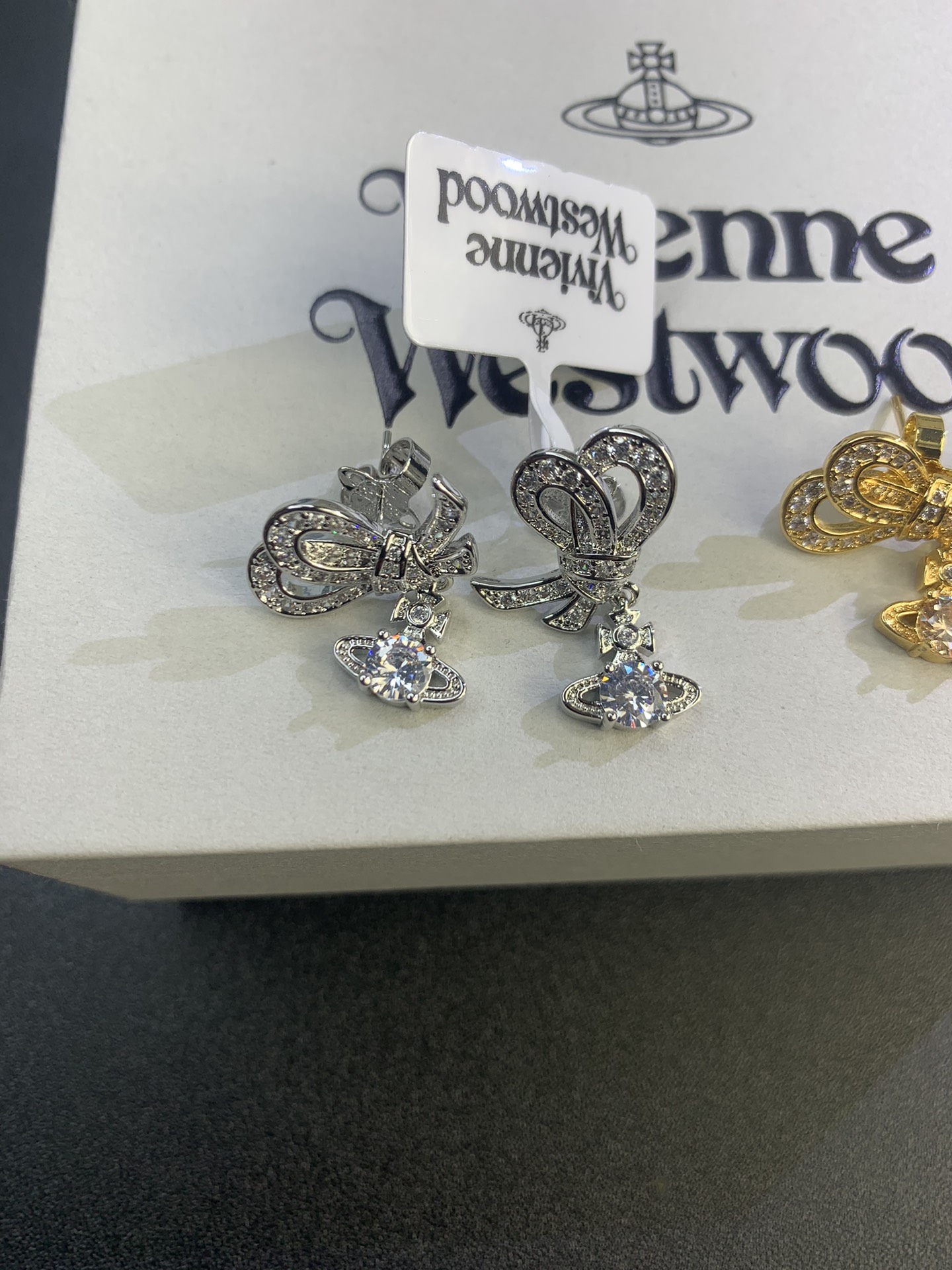 Vivienne Westwood 西太后蝴蝶结耳环二个色