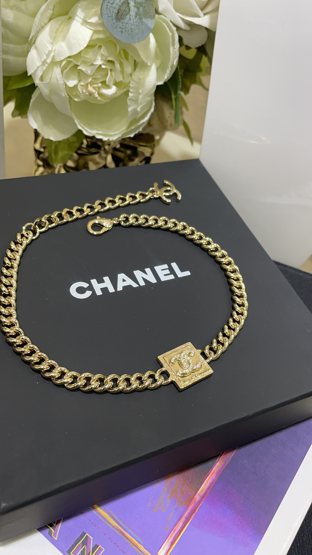 NO:631897,88200, the top version arrived today. 23 new full diamond double C gold square necklace choker. The golden chassis is full of diamond double C. It’s so noble. CNC screwing process. The texture is great. Buy it and make money. Buy yb development. Brass gold plating. Swarovski diamonds, necklace, gold plating, Cartier high-end jewelry.1986090988200,今日到货顶级版本 23新款满钻双C金色方块项链choker 金色底盘满钻双C 太显贵气啦 cnc拧螺丝工艺 质感超赞买到赚到 购入yb 开发 黄铜镀金 施华洛钻,,necklace,gold plating,卡迪亚高端饰品,Jewelry