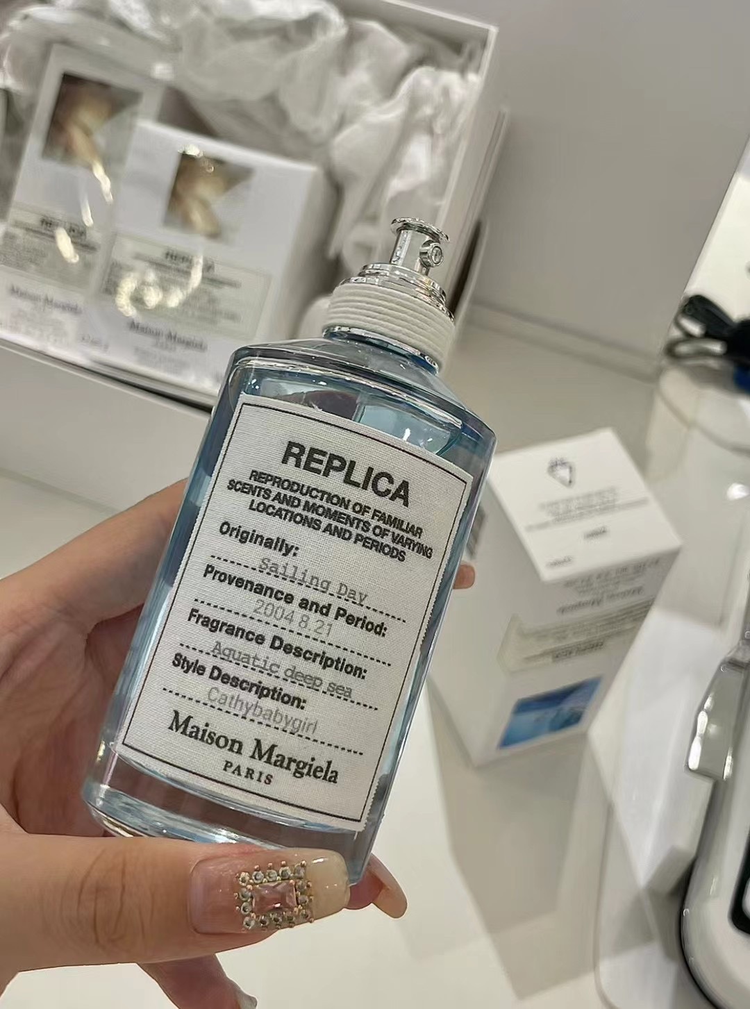 Margiela 航海日记 夏天的味道 海风迎面吹的感觉 前调:海水 醛 杜松 中调:芫菜 鸢尾花提纯 玫瑰 后调:红海藻 龙涎香 琥珀木 清新自然不甜腻大海本海的气息 蓝色的液体搭配高颜值瓶身 像是一个穿着白衬衫的 活力少年在你周围走动