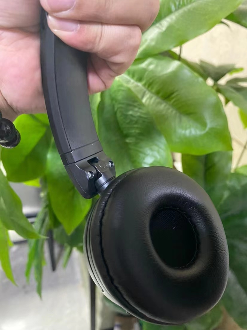 实拍 jbl t450bt无线蓝牙折叠头戴重低音游戏音乐耳机手机电脑都可以用 品质保证，特制音效，pure bass技术，无论中低高音音色温暖扎实，内置通话和音乐控件，8小时超长续航，无线蓝牙 可折叠，携带方便。优质耳罩贴合舒适，降噪功能超级强。