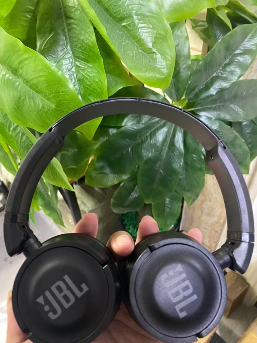实拍 jbl t450bt无线蓝牙折叠头戴重低音游戏音乐耳机手机电脑都可以用 品质保证，特制音效，pure bass技术，无论中低高音音色温暖扎实，内置通话和音乐控件，8小时超长续航，无线蓝牙 可折叠，携带方便。优质耳罩贴合舒适，降噪功能超级强。