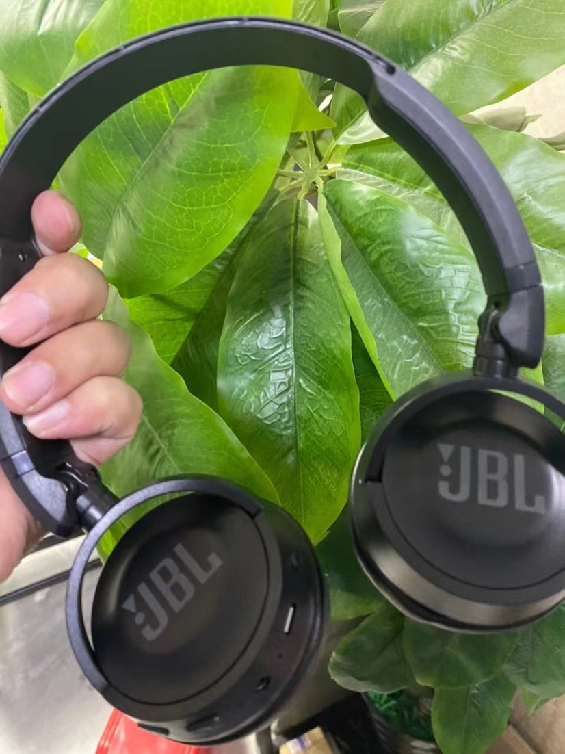 实拍 jbl t450bt无线蓝牙折叠头戴重低音游戏音乐耳机手机电脑都可以用 品质保证，特制音效，pure bass技术，无论中低高音音色温暖扎实，内置通话和音乐控件，8小时超长续航，无线蓝牙 可折叠，携带方便。优质耳罩贴合舒适，降噪功能超级强。