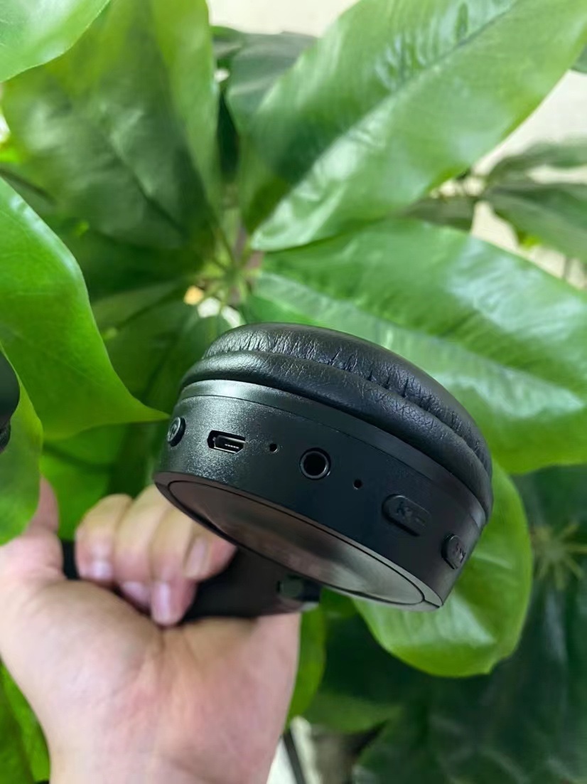 实拍 jbl t450bt无线蓝牙折叠头戴重低音游戏音乐耳机手机电脑都可以用 品质保证，特制音效，pure bass技术，无论中低高音音色温暖扎实，内置通话和音乐控件，8小时超长续航，无线蓝牙 可折叠，携带方便。优质耳罩贴合舒适，降噪功能超级强。