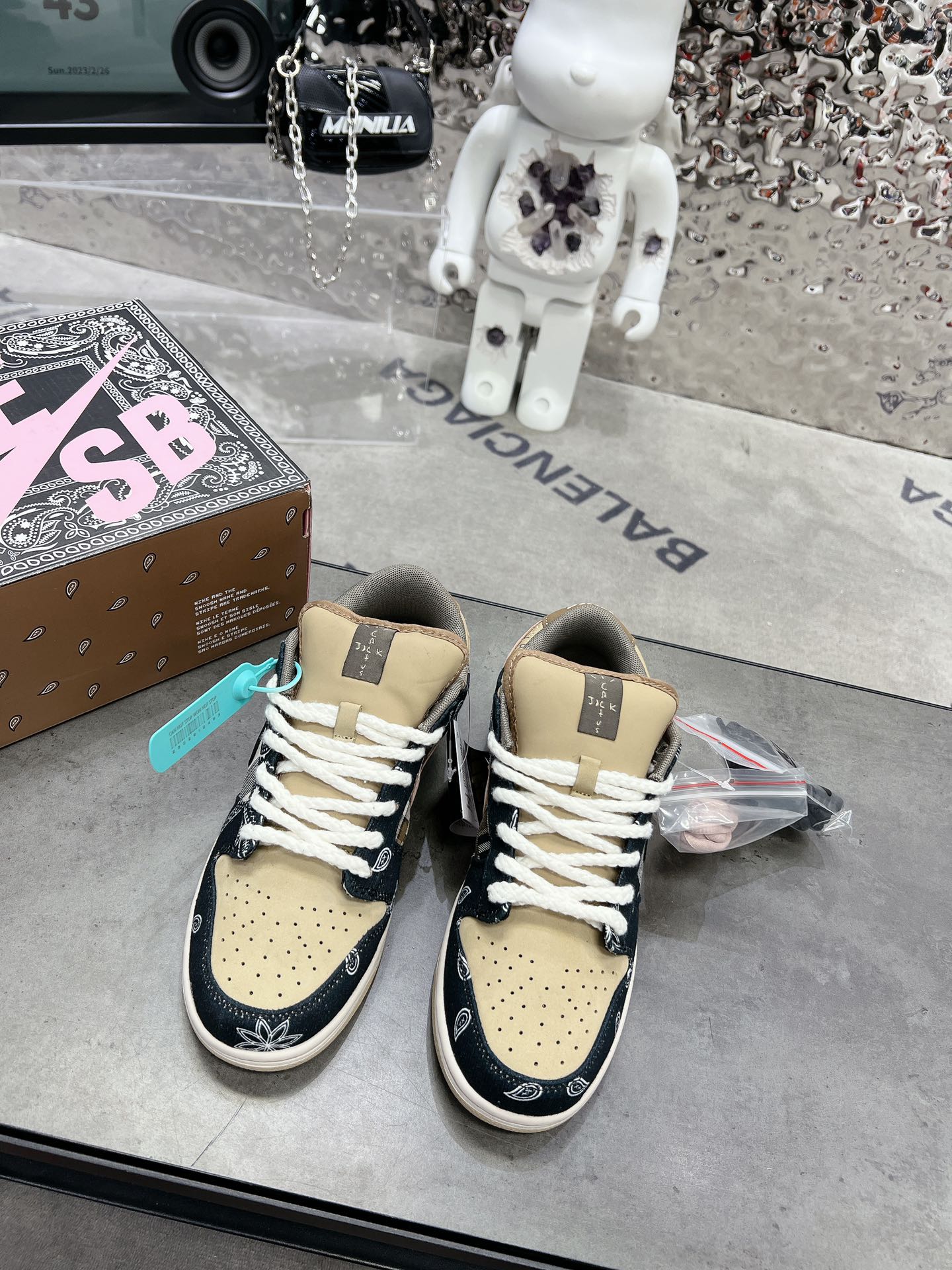 NO:615727,Travis Scott × NIKE SB Dunk Cashew Fruit After the AJ shoes and AF1 shoes, TS and Nike have another brand new cooperation shoe, which also uses a splicing design. It only uses denim with a more textured material and has tear-off properties, and the 'Cactus Jack' on the tongue also proves that it is made by Travis Scott. Size36 36.5 37.5 38 38.5 39 40  40.5 41 42 42.5 43 44 44.5 45 46, casual shoes/sports shoes, sneakers19860909Travis Scott × NIKE SB Dunk腰花果 继AJ鞋款和AF1鞋款之后TS和Nike又一个全新的合作鞋款,同样采用了拼接的设计.只是在材质上采用了更具有质感的牛仔布 还具有撕撕乐的属性,而鞋舌上的“Cactus Jack”也是证明了出自Travis Scott之手. Size36 36.5 37.5 38 38.5 39 40 40.5 41 42 42.5 43 44 44.5 45 46,休闲鞋/运动鞋,sneakers,Women's Shoes
