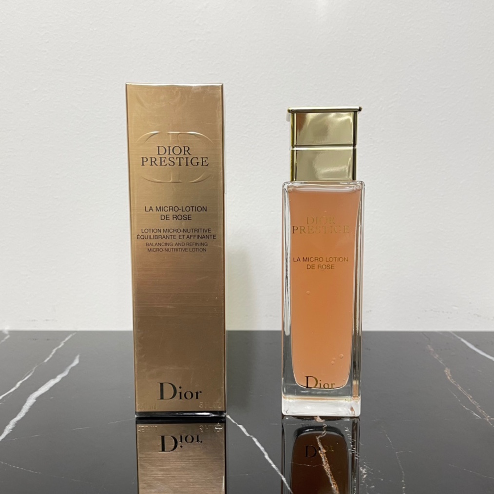 迪奥花秘精粹露150ml！迪奥推出的全新玫瑰花蜜养活精华油，浓聚精油能量微囊，最为肌肤的营养补充剂含矿物质、微量元素、VE等养护营养，质地丝滑不油腻，最大程度的深入渗透及迅速滋养，帮助肌肤获得活力养分，是Dior科技护肤又一革命性精华液💢