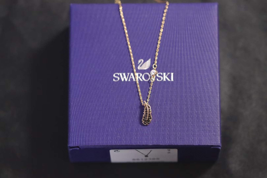 Swarovski黑白羽毛单钻锁骨项链时尚十足的羽毛装饰透明色密镶Swarovski仿水晶使其可提升任何