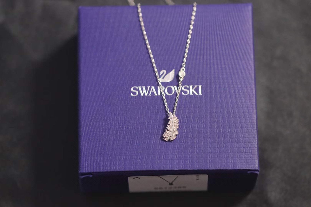 Swarovski黑白羽毛单钻锁骨项链时尚十足的羽毛装饰透明色密镶Swarovski仿水晶使其可提升任何