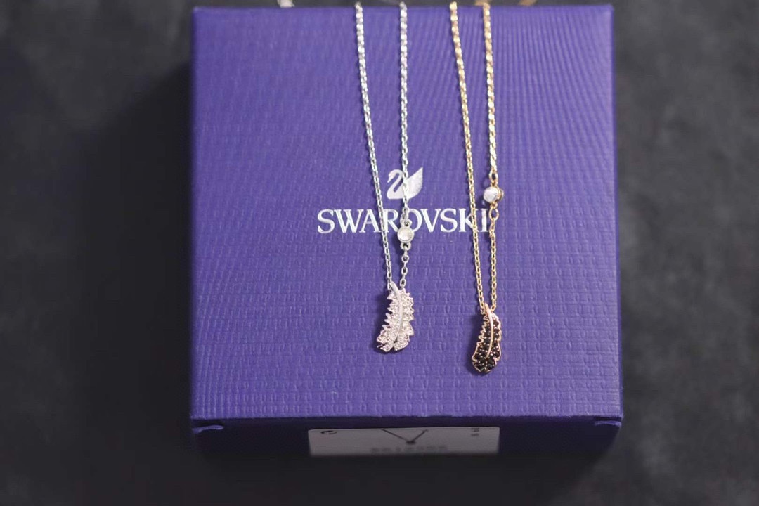 Swarovski黑白羽毛单钻锁骨项链时尚十足的羽毛装饰透明色密镶Swarovski仿水晶使其可提升任何