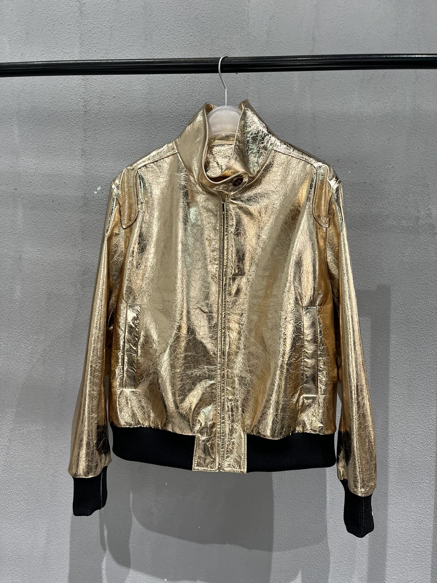 NO:721631,Jacket. The custom-made golden sheepskin material has its own texture, and the threaded buttons are all customized. It is very high-end. The jacket is a wide version, Chanel-clothing, chanel, jackets & coats, sheepskin,19860909外套.定制金色羊皮料自带纹理感,螺纹纽扣全部定制,非常高档.外套是阔版哟,香奈儿-服装,chanel,jackets & coats,sheepskin,,Women's clothing