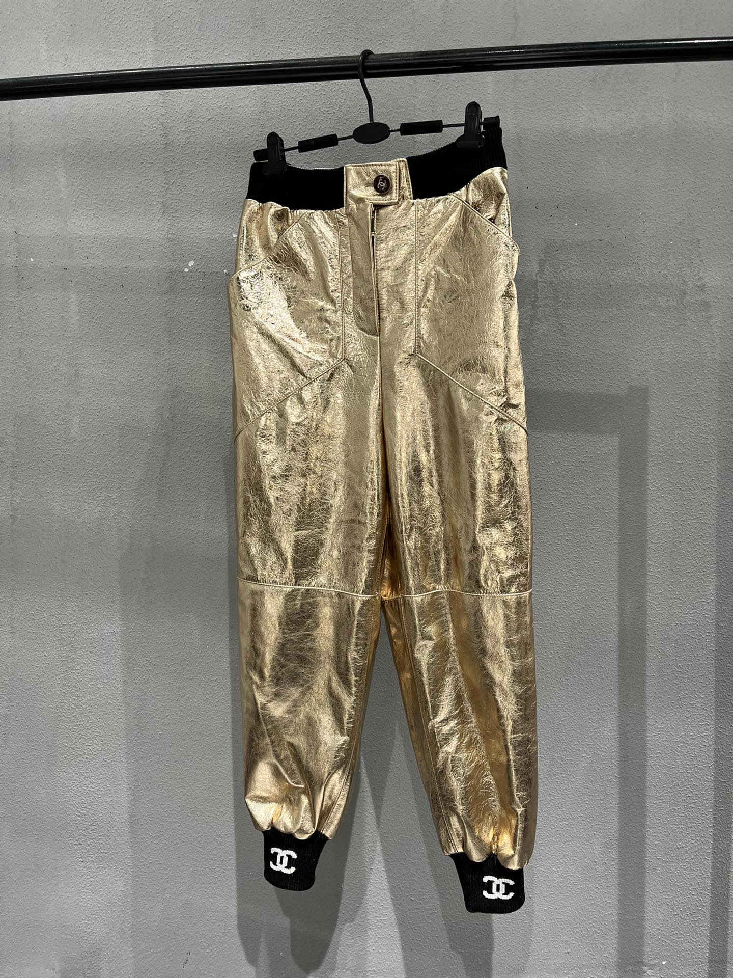 NO:721670,Pants. Customized golden sheepskin material with texture, all threaded buttons are customized, very high-end. Pants are 9 points, Chanel-clothing, chanel, sheepskin,19860909裤子.定制金色羊皮料自带纹理感,螺纹纽扣全部定制,非常高档.裤子是9分哦,香奈儿-服装,chanel,sheepskin,,Women's clothing