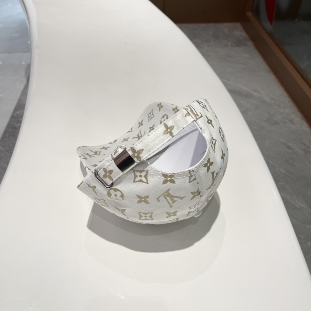  LV棒球帽🧢新款路易威登棒球帽🧢 火爆出货，百搭单品🥰随便搭配都很好看 质量超赞👍 时尚百搭