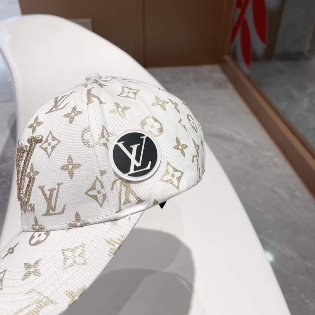  LV棒球帽🧢新款路易威登棒球帽🧢 火爆出货，百搭单品🥰随便搭配都很好看 质量超赞👍 时尚百搭