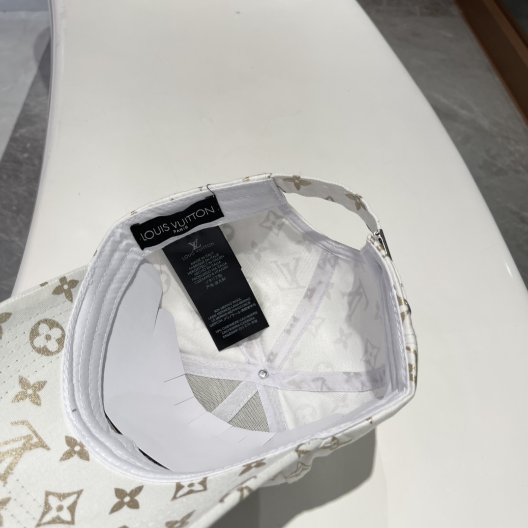  LV棒球帽🧢新款路易威登棒球帽🧢 火爆出货，百搭单品🥰随便搭配都很好看 质量超赞👍 时尚百搭