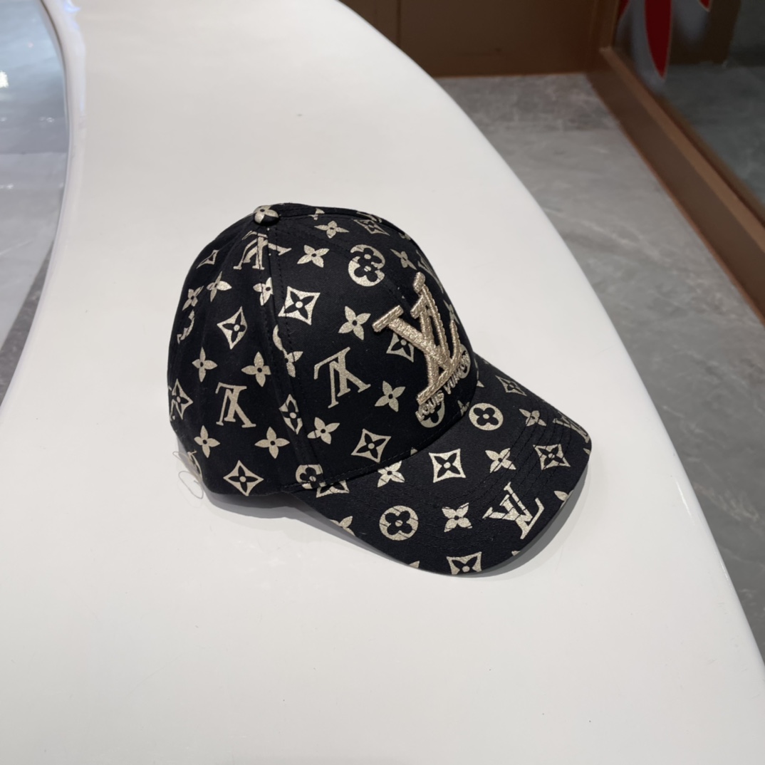  LV棒球帽🧢新款路易威登棒球帽🧢 火爆出货，百搭单品🥰随便搭配都很好看 质量超赞👍 时尚百搭