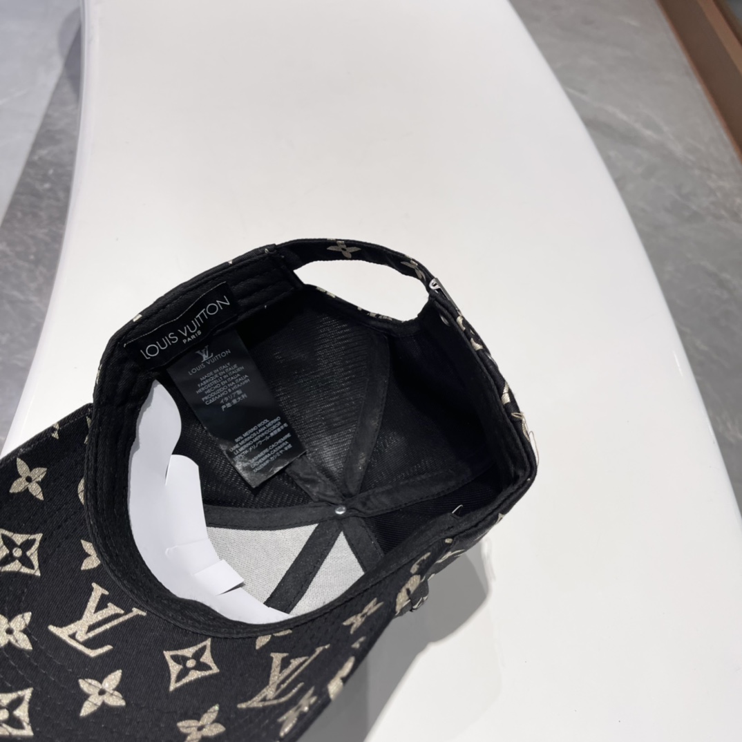  LV棒球帽🧢新款路易威登棒球帽🧢 火爆出货，百搭单品🥰随便搭配都很好看 质量超赞👍 时尚百搭