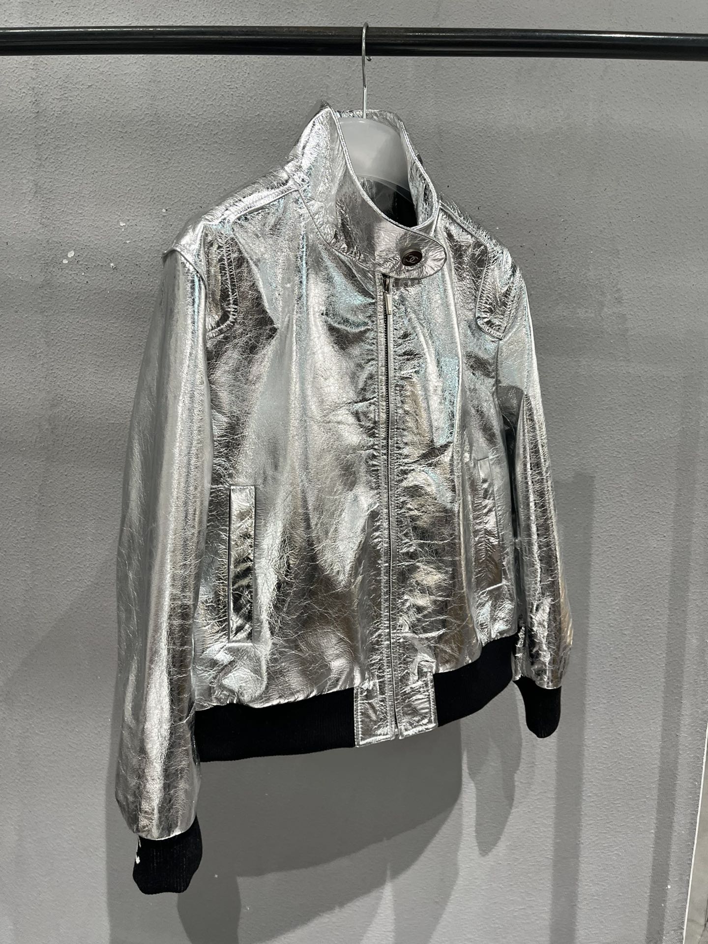 NO:721620,Jacket. Chanel's new gold and silver sheepskin jacket, customized metallic patent leather, soft but not hard, with beautiful glossy texture. All screw buttons are customized, Chanel - clothing, chanel, jackets & coats, sheepskin,19860909外套.香奈儿新款金银色羊皮外套,定制金属质感漆皮,柔软不硬,光泽度纹理都很好看.螺口纽扣全部定制,香奈儿-服装,chanel,jackets & coats,sheepskin,,Women's clothing