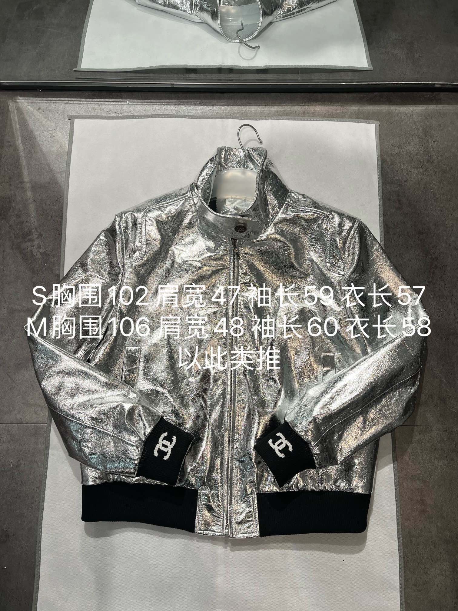 NO:721624,Jacket. Chanel's new gold and silver sheepskin jacket, customized metallic patent leather, soft but not hard, with beautiful glossy texture. All screw buttons are customized. Jacket size S-19860909外套.香奈儿新款金银色羊皮外套,定制金属质感漆皮,柔软不硬,光泽度纹理都很好看.螺口纽扣全部定制 外套尺寸S- Xl,大阔版,胖子可以穿,香奈儿-服装,chanel,jackets & coats,sheepskin,,Women's clothing