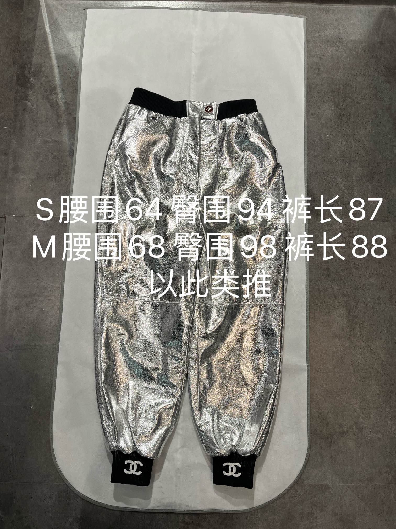 NO:721628,Pants. Customized silver metallic sheepskin with texture, all customized threaded buttons, very high-end. Pants nine points. Pants size S- Xxl, soft metallic sheepskin, Chanel-clothing, chanel, sheepskin,19860909裤子.定制银色金属羊皮自带纹理感,螺纹纽扣全部定制,非常高档.裤子九分 裤子尺寸S- Xxl,柔软金属色羊皮,香奈儿-服装,chanel,sheepskin,,Women's clothing