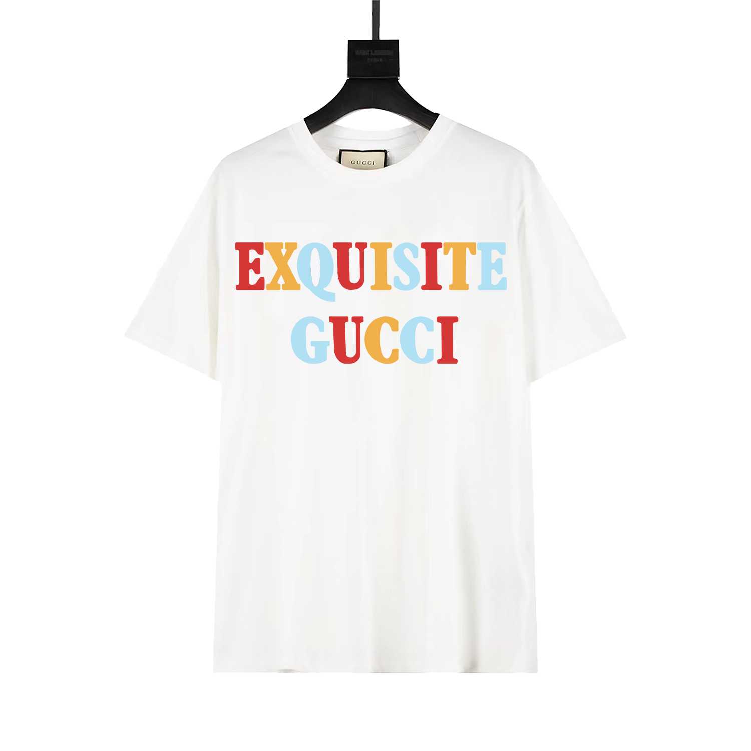 Gucci esta camiseta de manga corta color beige claro tiene impreso en la parte frontal el nombre de la serie 'Exquisite…