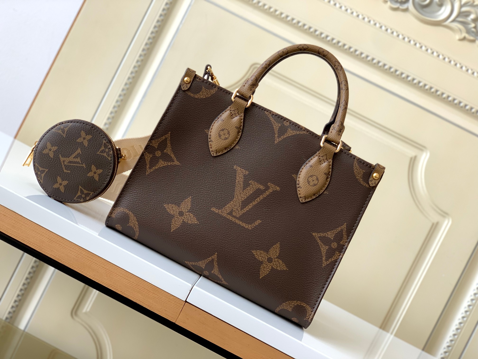 对版面料【独家实拍 M46373 】本款 OnTheGo 小号手袋拼合 Monogram 和 Monog
