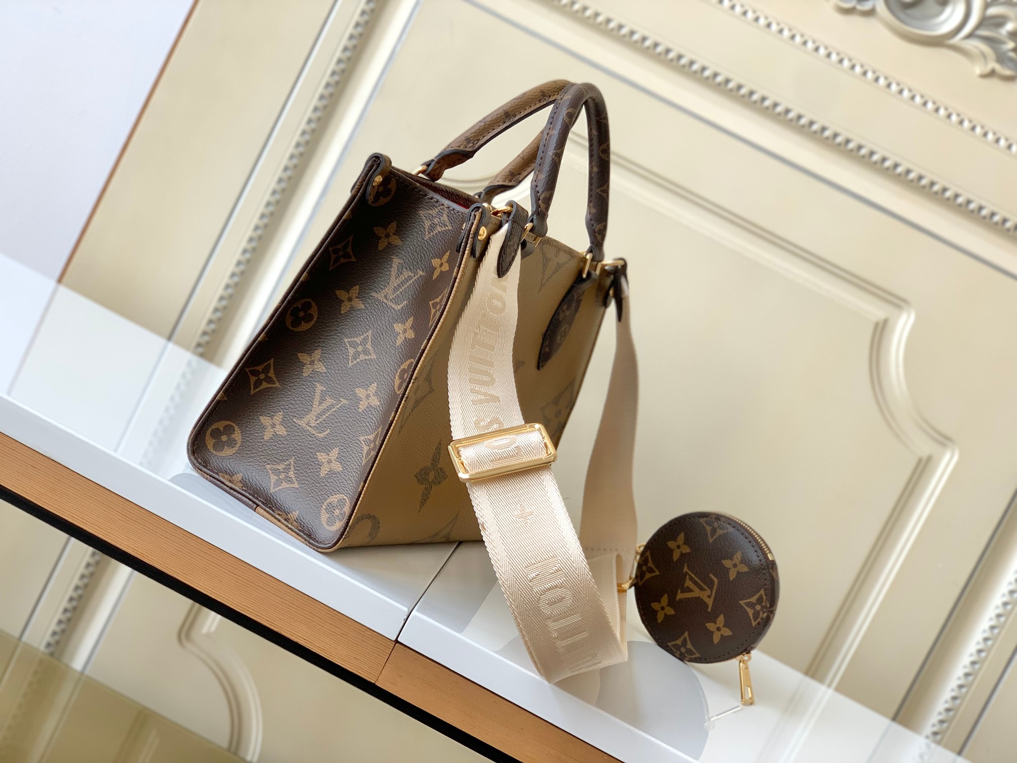 对版面料【独家实拍 M46373 】本款 OnTheGo 小号手袋拼合 Monogram 和 Monog