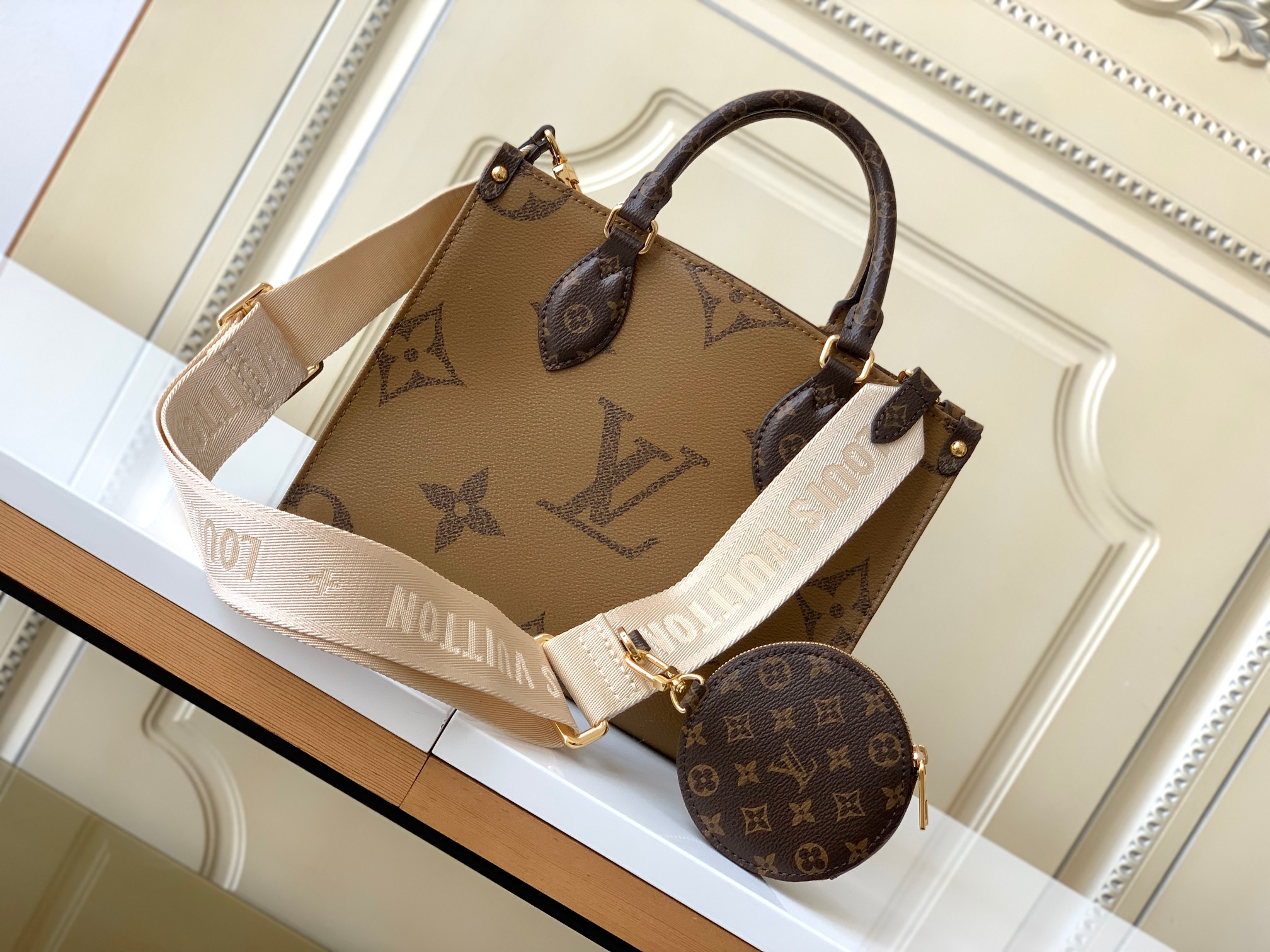 对版面料【独家实拍 M46373 】本款 OnTheGo 小号手袋拼合 Monogram 和 Monog