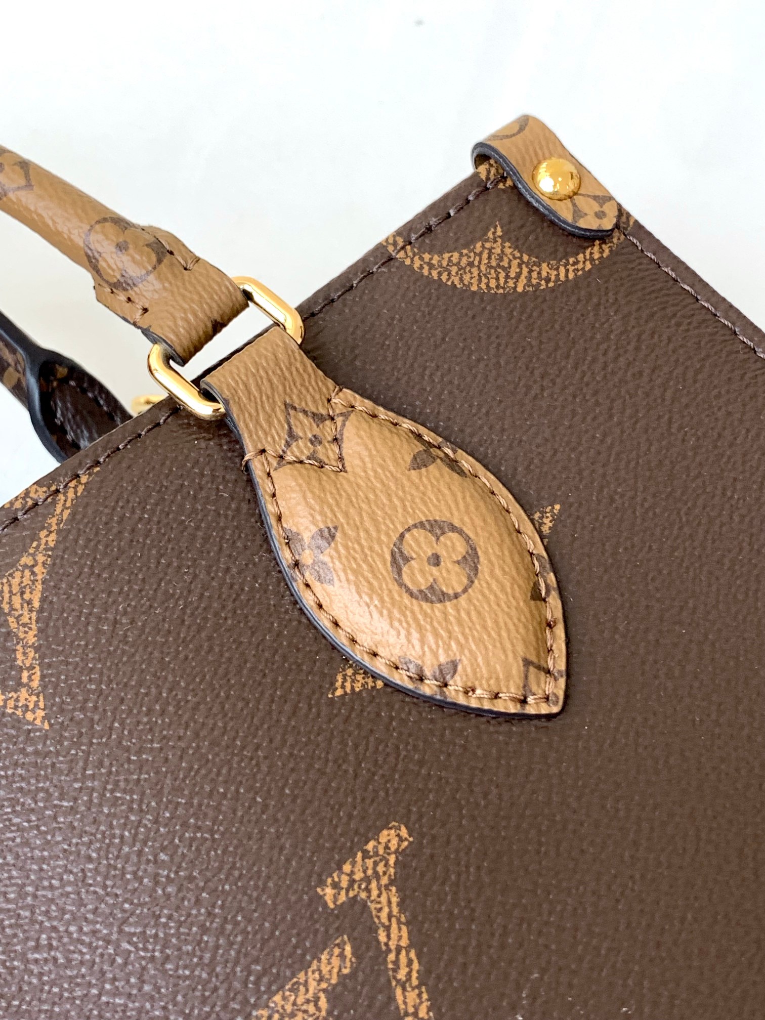 对版面料【独家实拍 M46373 】本款 OnTheGo 小号手袋拼合 Monogram 和 Monog