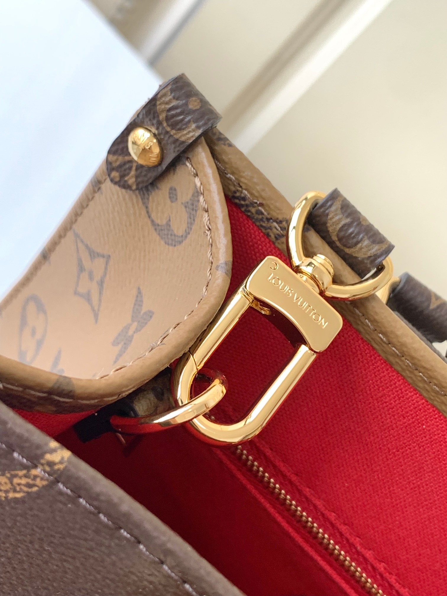 对版面料【独家实拍 M46373 】本款 OnTheGo 小号手袋拼合 Monogram 和 Monog