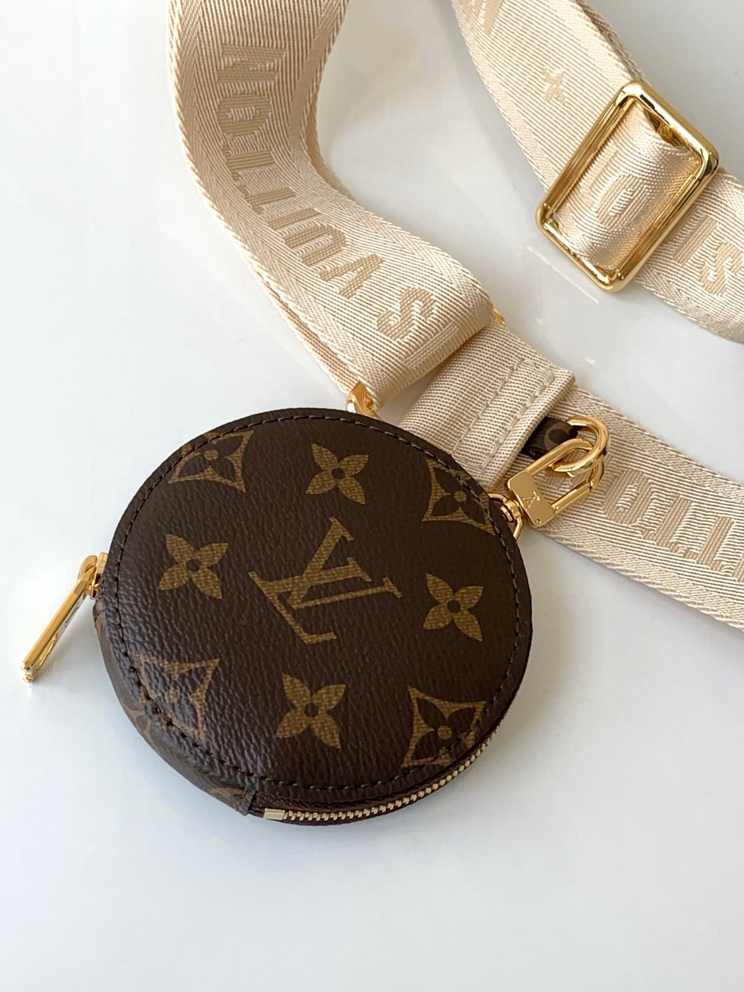 对版面料【独家实拍 M46373 】本款 OnTheGo 小号手袋拼合 Monogram 和 Monog