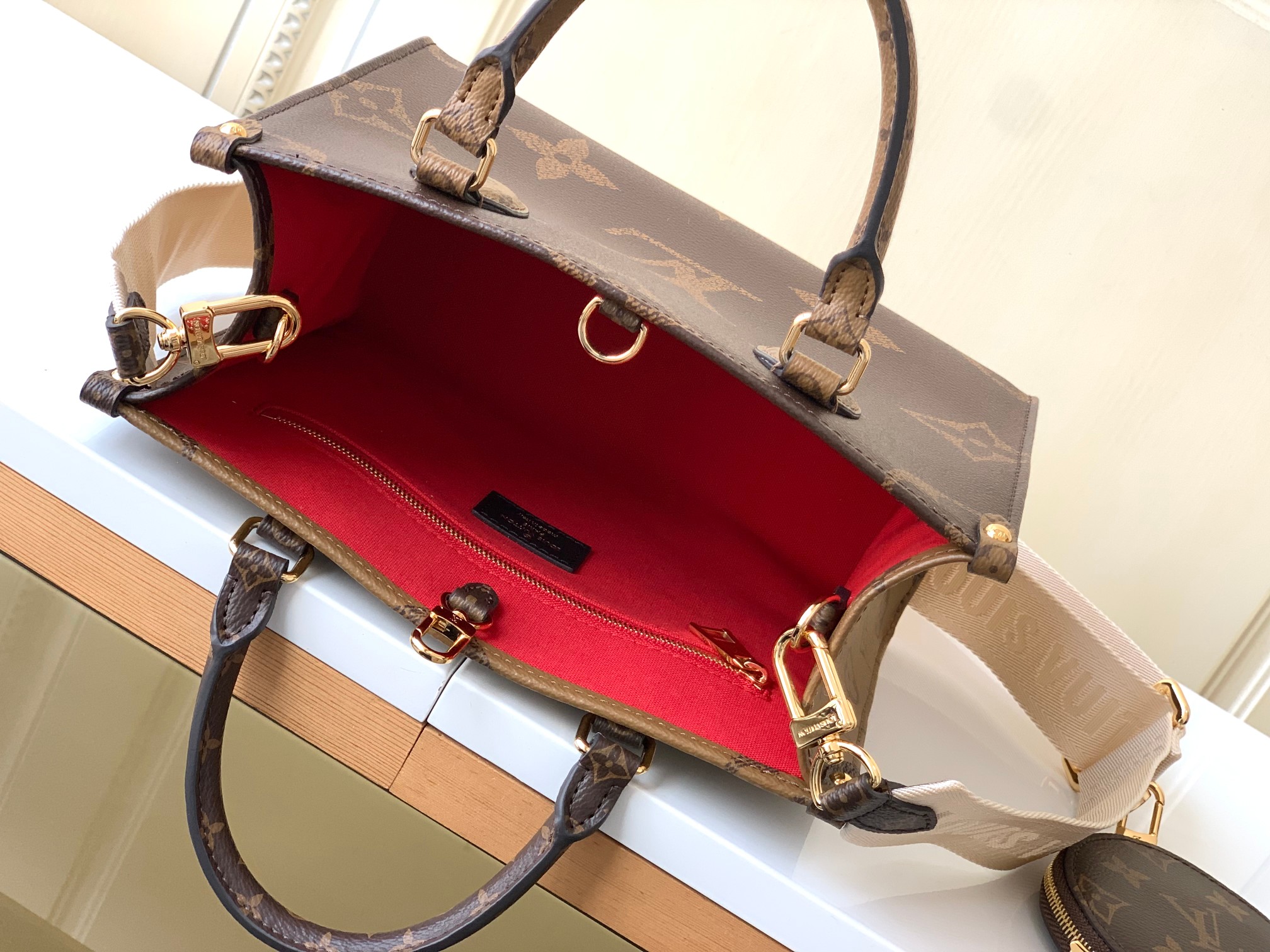 对版面料【独家实拍 M46373 】本款 OnTheGo 小号手袋拼合 Monogram 和 Monog