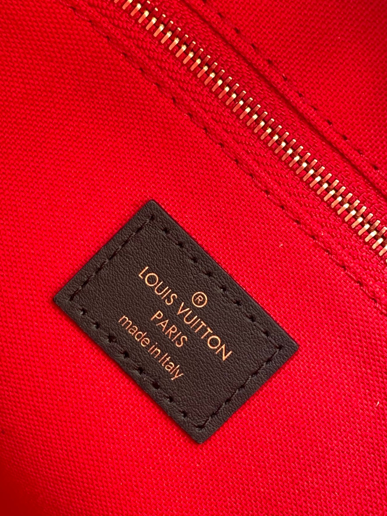 对版面料【独家实拍 M46373 】本款 OnTheGo 小号手袋拼合 Monogram 和 Monog