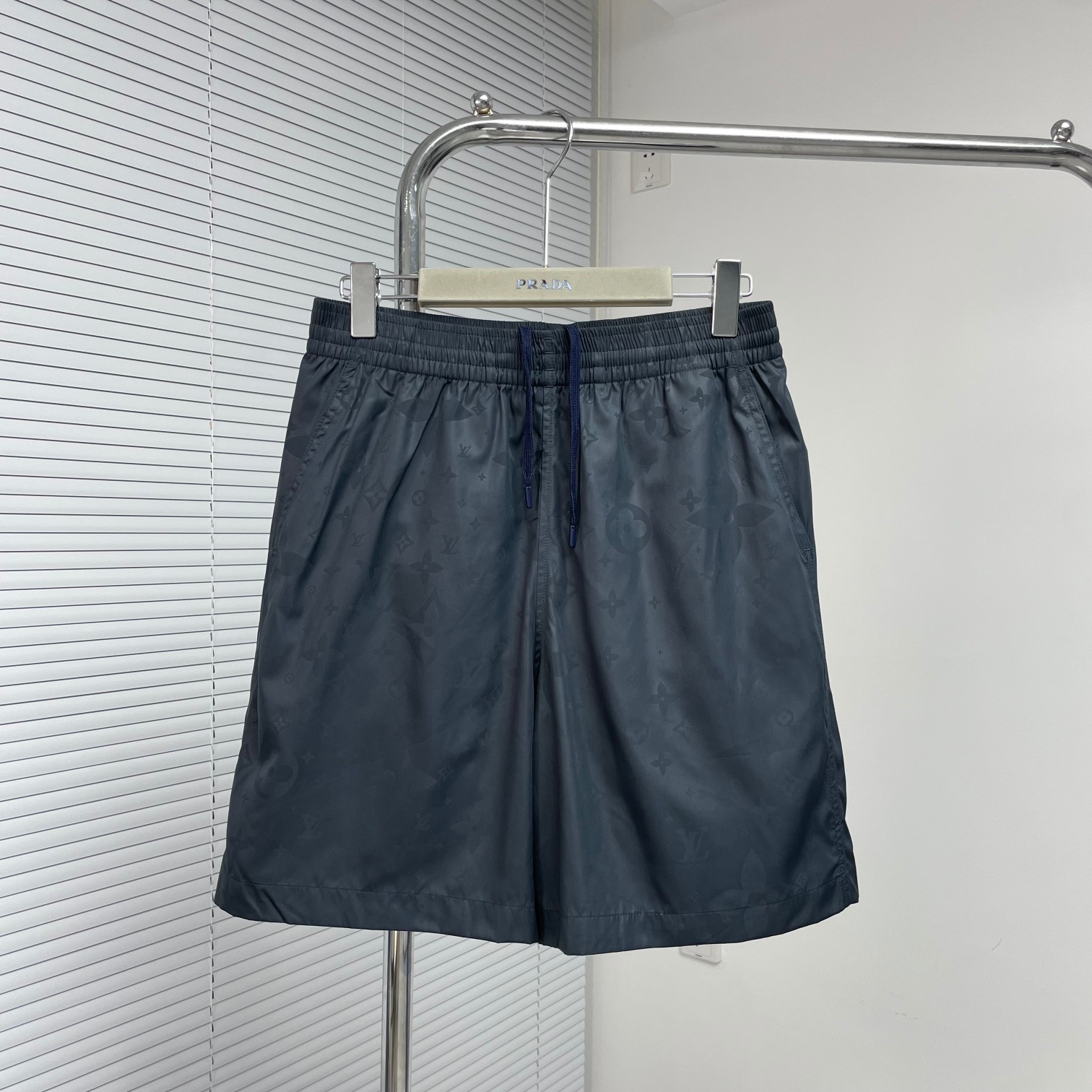 zjdbqLV新款沙滩短裤，面料很轻薄，自带内衬，简单内敛，颜色款式都是经典百搭。2个颜色：绿色 藏蓝色码数：S~XL
