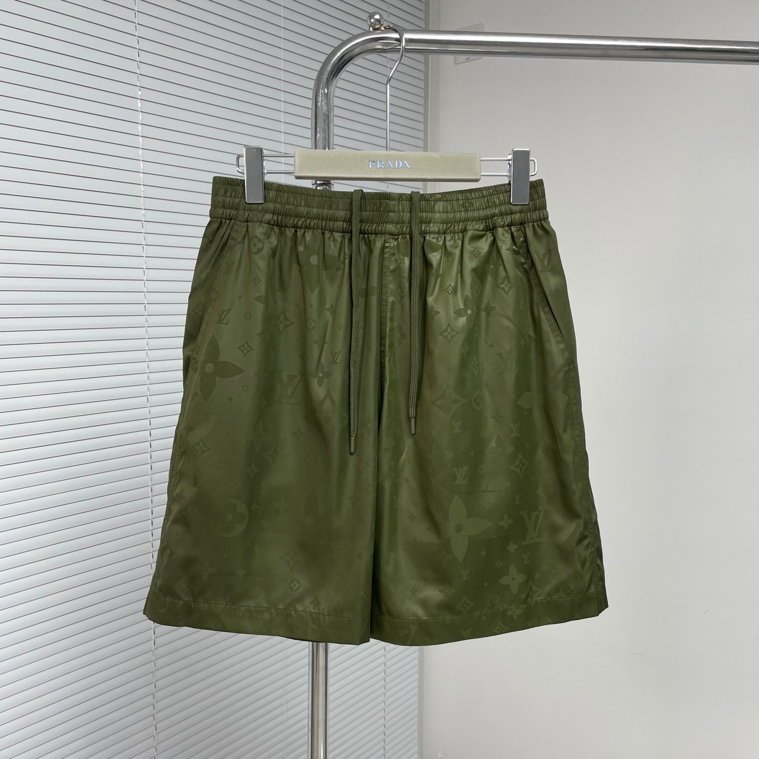 zjdbqLV新款沙滩短裤，面料很轻薄，自带内衬，简单内敛，颜色款式都是经典百搭。2个颜色：绿色 藏蓝色码数：S~XL