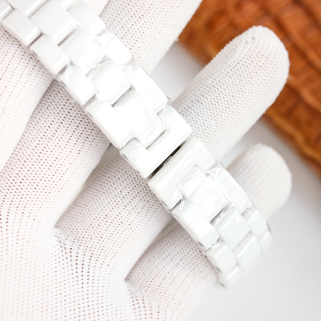 Chanel J12 Watch Update: Enhanced Design Features for 20th Anniversary - 图片 8