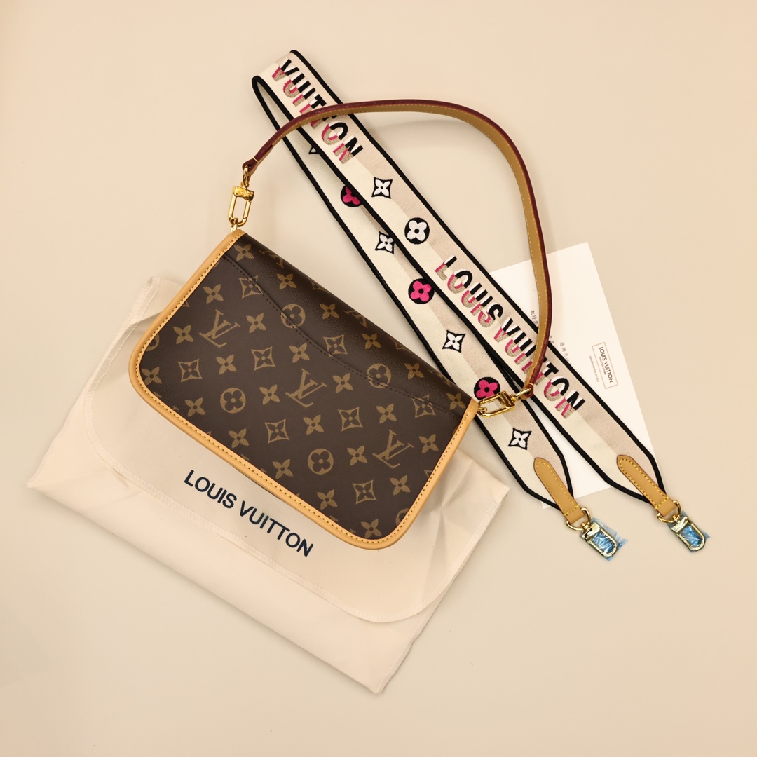 Lv中古diane法棍包💰360 此款手袋配有一根皮肩带（可腋下背)一根刺绣肩带（可肩背斜跨）都可以拆卸，容量日常足够用装最大号手机毫无压力，皮带式的扣扣是装饰其实是磁铁开合还算比较方便，中间有隔层方便整理东西，还有个拉链区，可以放些贵重物品。 规格：25*15*9cm