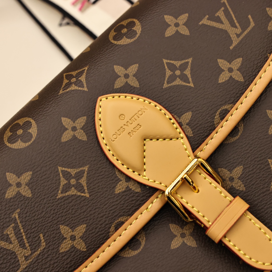 Lv中古diane法棍包💰360 此款手袋配有一根皮肩带（可腋下背)一根刺绣肩带（可肩背斜跨）都可以拆卸，容量日常足够用装最大号手机毫无压力，皮带式的扣扣是装饰其实是磁铁开合还算比较方便，中间有隔层方便整理东西，还有个拉链区，可以放些贵重物品。 规格：25*15*9cm