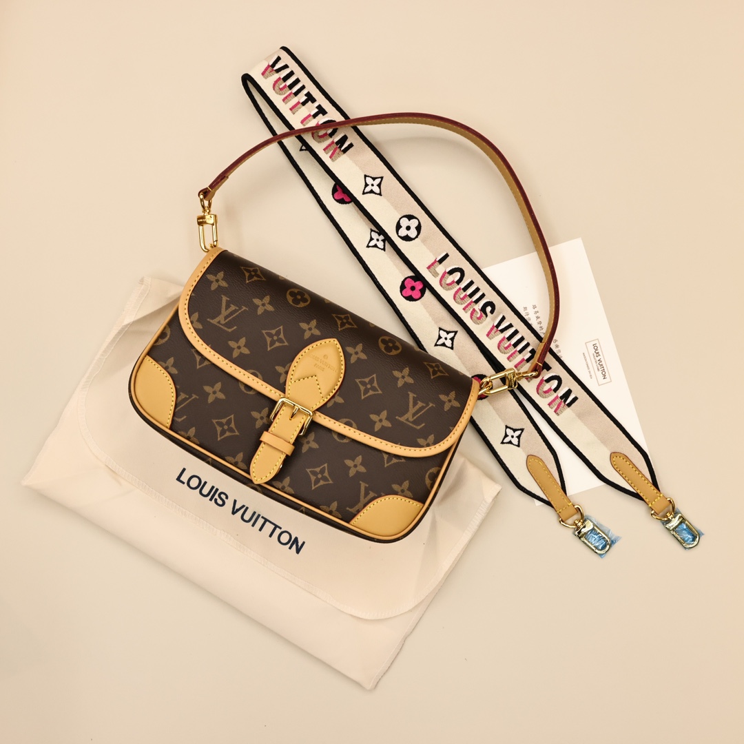 Lv中古diane法棍包💰360 此款手袋配有一根皮肩带（可腋下背)一根刺绣肩带（可肩背斜跨）都可以拆卸，容量日常足够用装最大号手机毫无压力，皮带式的扣扣是装饰其实是磁铁开合还算比较方便，中间有隔层方便整理东西，还有个拉链区，可以放些贵重物品。 规格：25*15*9cm