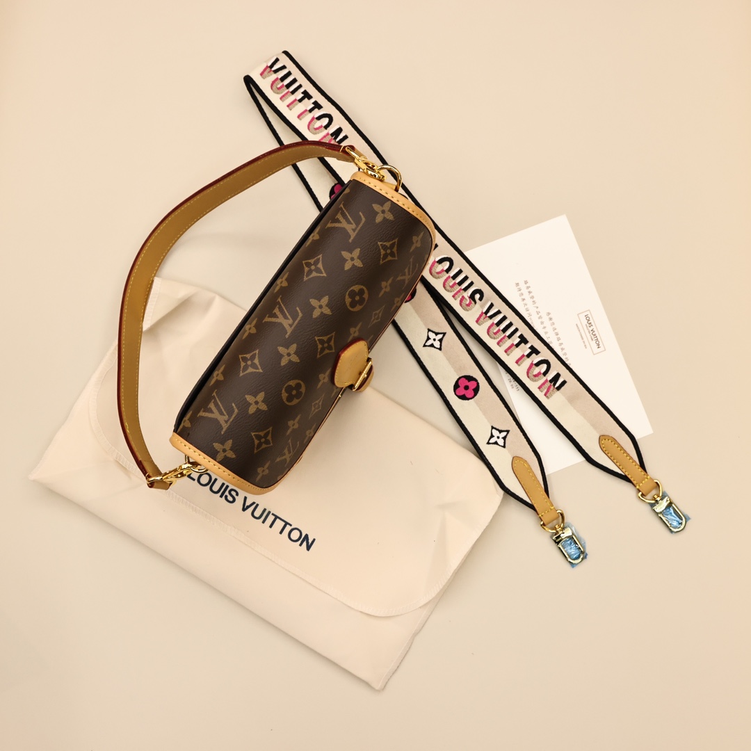 Lv中古diane法棍包💰360 此款手袋配有一根皮肩带（可腋下背)一根刺绣肩带（可肩背斜跨）都可以拆卸，容量日常足够用装最大号手机毫无压力，皮带式的扣扣是装饰其实是磁铁开合还算比较方便，中间有隔层方便整理东西，还有个拉链区，可以放些贵重物品。 规格：25*15*9cm