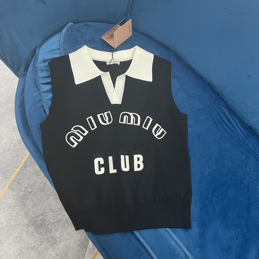 NO:307815,Miumi * New product is available for shelves. Collar vest. Custom yarn weaving. The chest is decorated with contrasting letters. Black and white collision. Slim lapel design. Slim and fashionable. Sleeveless vest style. Layer style. It is very good to wear it alone. The indispensable item for dressing experts to enhance the temperament. 2 color code SML,,miumiu,alexander wang.19860909Miumi * 新品上架 领背心 定制纱线织造 胸前饰以撞色字母 黑白色系碰撞 修身翻领设计 显瘦时髦 无袖背心款式 叠穿单穿都很赞 穿搭达人不可或缺的单品 提升洋气度 2色码数SML,,miumiu,alexander wang,Women's clothing