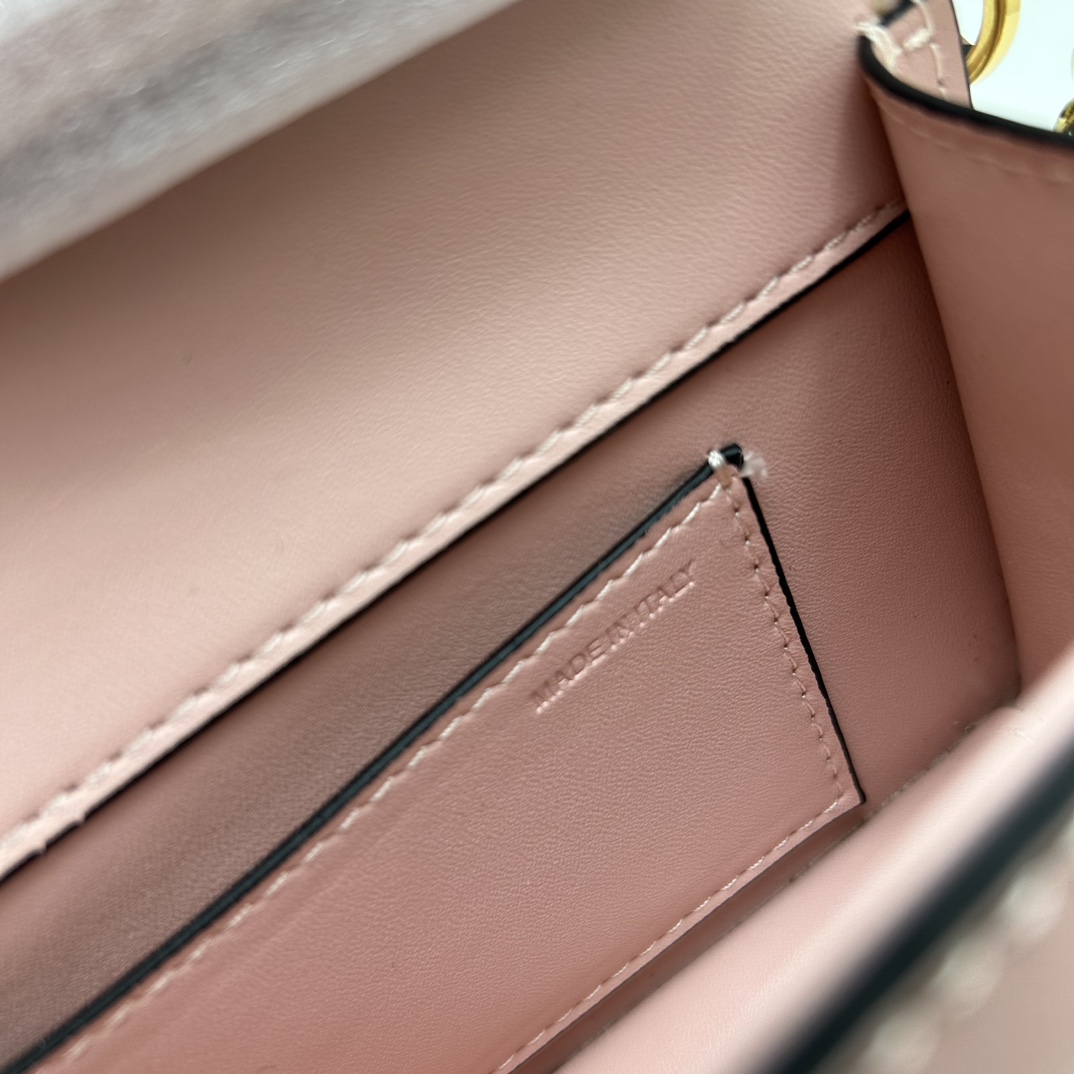 小号VALENTINO华家 女士MINILOCO 小牛皮新品 金属链条和细腻皮革组成别致双提柄，还可拆除