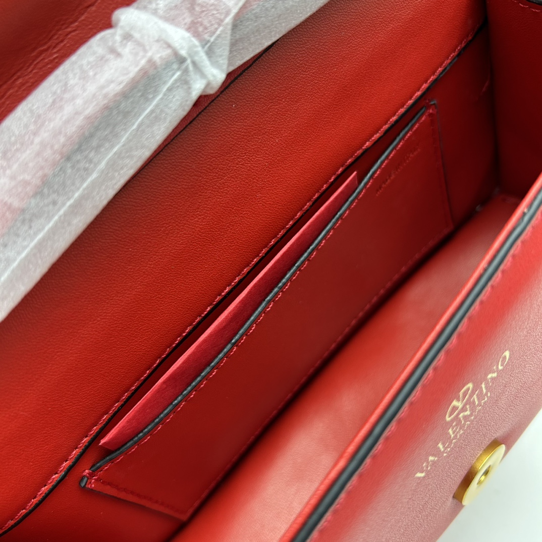 小号VALENTINO华家 女士MINILOCO 小牛皮新品 金属链条和细腻皮革组成别致双提柄，还可拆除