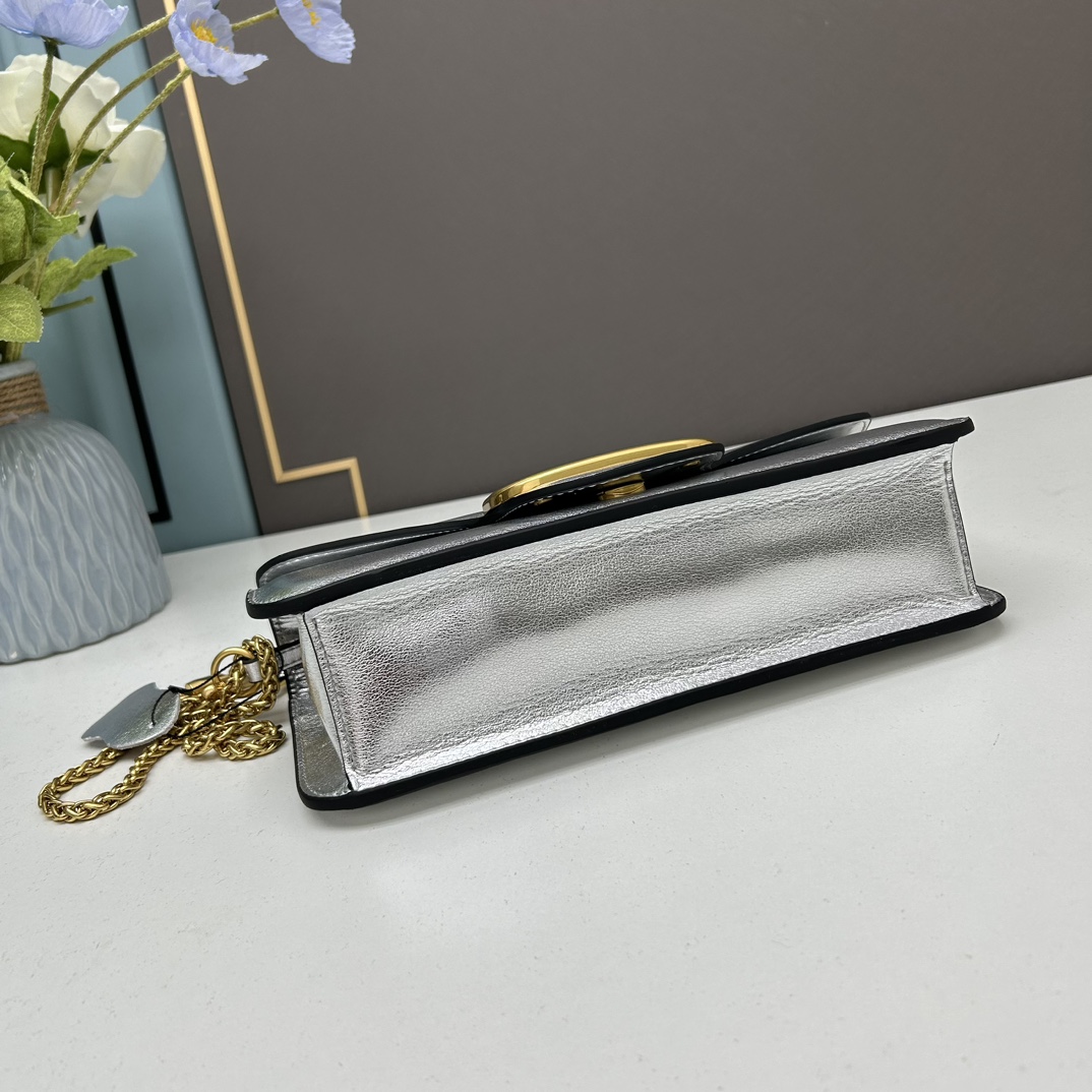 经典包袋升级，占据街头焦点。标志性铆钉点缀包身与包带，再来点新颜色瞧瞧，解锁无限搭配可能！金属链条和细腻